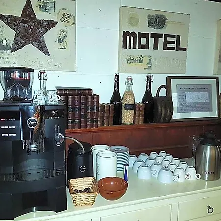 Motel Oostvoorne מוטל 3*